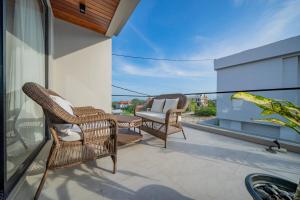 Μπαλκόνι ή βεράντα στο La Prima villa near Savaya