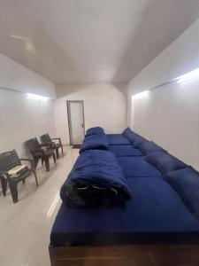 un letto in una stanza con cuscini blu di Explore bharat a Kedārnāth 1 altra foto