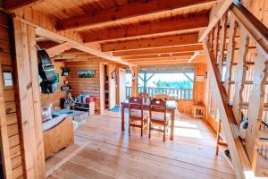 Pugny-ChatenodにあるChalet Les étoiles vue Mont Blancのダイニングルーム(テーブル、椅子付)