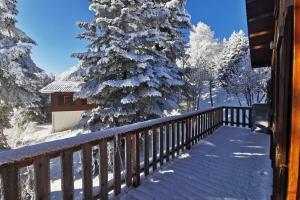 - un balcon d'une maison avec des arbres enneigés dans l'établissement Chalet Les étoiles vue Mont Blanc, à Pugny-Chatenod