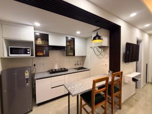 Η κουζίνα ή μικρή κουζίνα στο BedChambers Aparthotel, Near Medanta, Gurgaon