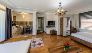 ein Schlafzimmer mit Bett und ein Esszimmer in der Unterkunft Istanbul Taksim Residence Hotel By MESUT in Istanbul