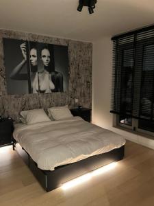 Giường trong phòng chung tại Refined apartment with terraces +3 ảnh