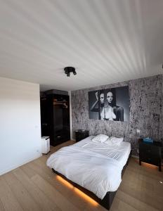 Giường trong phòng chung tại Refined apartment with terraces