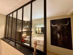 Un pat sau paturi într-o cameră la Le Manoir +11 fotografii