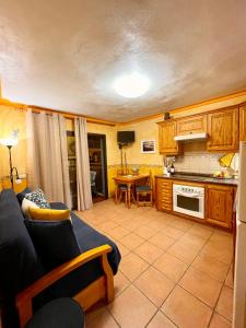 Η κουζίνα ή μικρή κουζίνα στο Apartamentos San Jose +58 φωτογραφίες