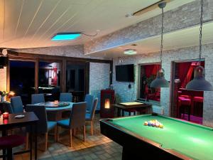 a pool table in a room with a bar at Gruppenunterkunft-Klein-Holland-Harz-aussergewoehnlich-und-einzigartig-mit-grossartiger-Unterhaltung-fuer-jedes-Alter-fuer-bis-zu-24-Personen in Herzberg am Harz
