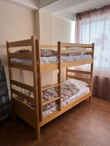 2 stapelbedden in een kamer met een raam bij 2-room Apartment NFT Gudauri Penta 404 in Goedaoeri