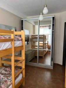 een kamer met 2 stapelbedden en een spiegel bij 2-room Apartment NFT Gudauri Penta 404 in Goedaoeri