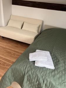 Postel nebo postele na pokoji v ubytování Bakirs Village - Zimmer Vollmöbliert im schönen Taunus