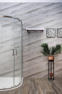 Koupelna v ubytování SaffronStays Hillstation Over Tirthan Valley + 18 fotografií