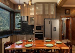 Kuchyň nebo kuchyňský kout v ubytování SaffronStays Hillstation Over Tirthan Valley