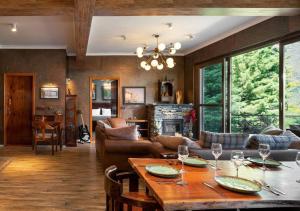 Posezení v ubytování SaffronStays Hillstation Over Tirthan Valley