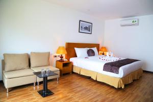 Postel nebo postele na pokoji v ubytování Family Hanoi Hotel