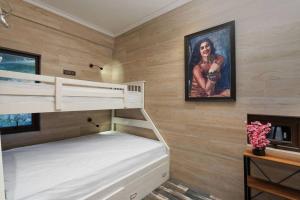 Postel nebo postele na pokoji v ubytování SaffronStays Hillstation Over Tirthan Valley