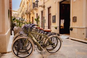 トラーパニにあるBADIA NUOVA Apart Hotelの路地に駐車された自転車の群れ