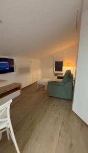 Una sala de estar con un sofá y un televisor. en Apartamento BANDERILLAS - Hotel Ruta del Segur, en Pontones