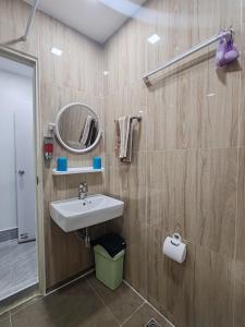 パトンビーチにあるMy Homeの洗面台、鏡、シャワー付きのバスルーム