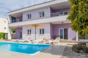 une villa avec piscine et une maison dans l'établissement VILLA VIS MARIS, à Makarska