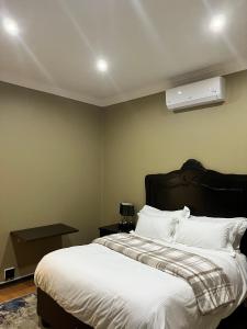 Giường trong phòng chung tại De Luna Apartments