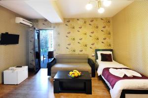 Un dormitorio con dos camas y una mesa con fruta encima. en Kavela555, en Tiflis
