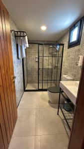 Un baño con ducha, inodoro y lavabo. en Yeşilköy Bungalovs, en Silifke 31 fotos más
