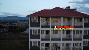 Un edificio con un cartel al costado. en Julli Villas, en Nakuru