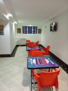 una fila de sillas y mesas rojas en una habitación en Julli Villas, en Nakuru