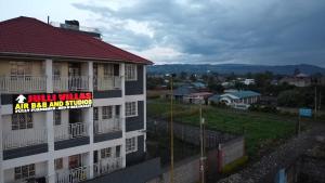 Un edificio con un cartel al costado. en Julli Villas, en Nakuru