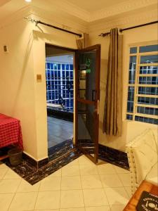 una puerta abierta a una habitación con vistas a un balcón en Julli Villas, en Nakuru
