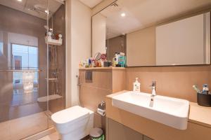 迪拜Private room in a luxury villa at Dubai hills的带水槽、马桶和淋浴的浴室 更多9张照片