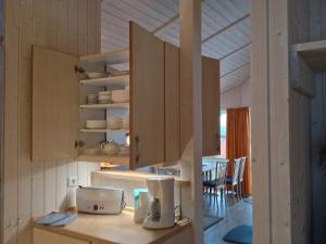 une cuisine avec un comptoir doté d'un appareil. dans l'établissement Skipper-Lodge Süd, à Hestoft