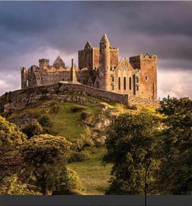 キャッシェルにあるCashel town house 4 bedの高台の古城