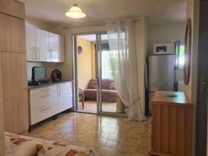 uma cozinha com uma porta aberta para uma sala de estar em CAP D'AGDE studio cabine 4 couchages CT170-066 em Cap d'Agde