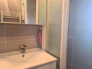 um banheiro com pia e chuveiro em CAP D'AGDE studio cabine 4 couchages CT170-066 em Cap d'Agde