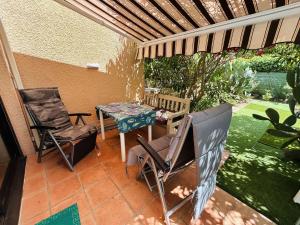 um pátio com uma mesa e cadeiras num pátio em CAP D'AGDE studio cabine 4 couchages CT170-066 em Cap d'Agde