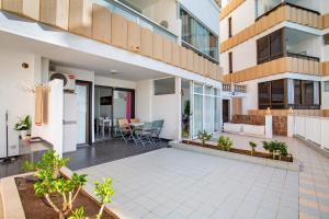 サン・バルトロメにあるBeautiful Apartment 1115 Centralのパティオのある建物のオープンな中庭
