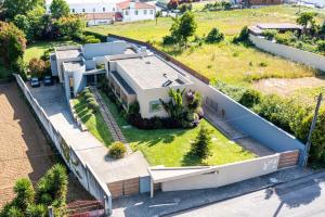 an aerial view of a house with a yard at Villa les escapades luxo & piscine 