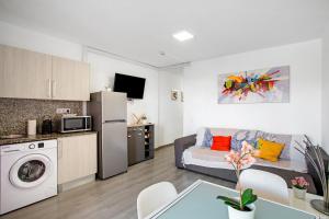 サン・バルトロメにあるBeautiful Apartment 1115 Centralのソファとキッチンのある小さなリビングルーム