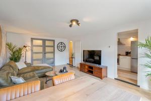 TV a/nebo společenská místnost v ubytování Family Stay Zandvoort - Free parking
