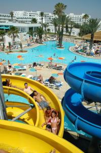 un grupo de personas montando en un tobogán de agua en un complejo en Thalassa Sousse resort & aquapark Family and couple only en Sousse