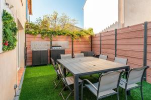 a table and chairs in a backyard with a fence at Chez Marco in Saint-Rémy-de-Provence