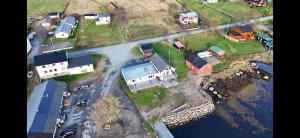 HennesにあるHennesstrand Brygge - Leiligheter med vakker utsikt i Vesterålen - Lofotenの家と通りの空の景色