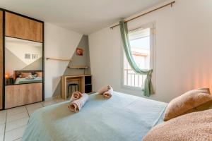 a bedroom with a bed with towels on it at Chez Marco in Saint-Rémy-de-Provence