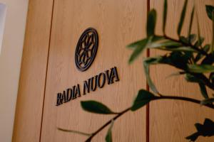 トラーパニにあるBADIA NUOVA Apart Hotelの「bulca moza」と書かれた看板のある木製のドア