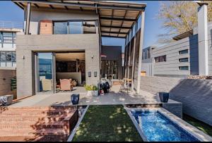 Bazén v ubytování Luxury Smart 3bed Home nebo v jeho okolí