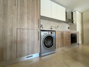 Köök või kööginurk majutusasutuses Mangroovy - 2Br Commodious Pool&Gouna views Condo