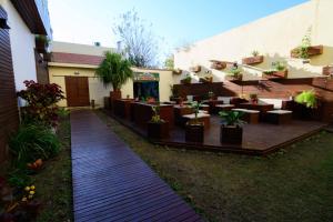 un patio trasero con una terraza con mesas y sillas en Hotel Urbano en La Banda