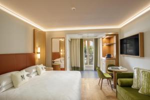 a hotel room with a large bed and a couch at Villa Miliani in Fabriano +27 photos