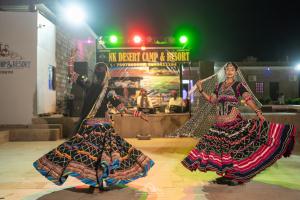 SāmにあるNK Desert Camp Jaisalmerのドレスを着た二人の女性がダンスフロアで踊っている +61枚の写真